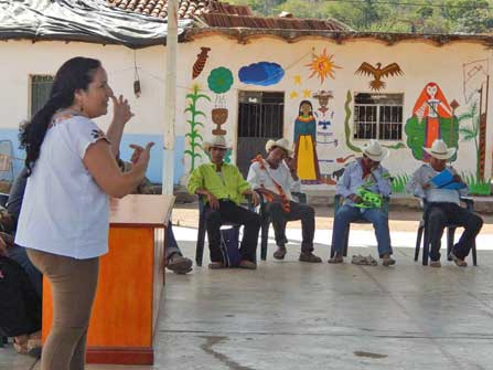 Náyeri community meeting