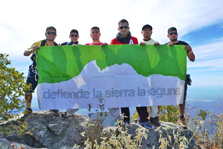 Foto de un letrero que dice defiende la sierra la laguna